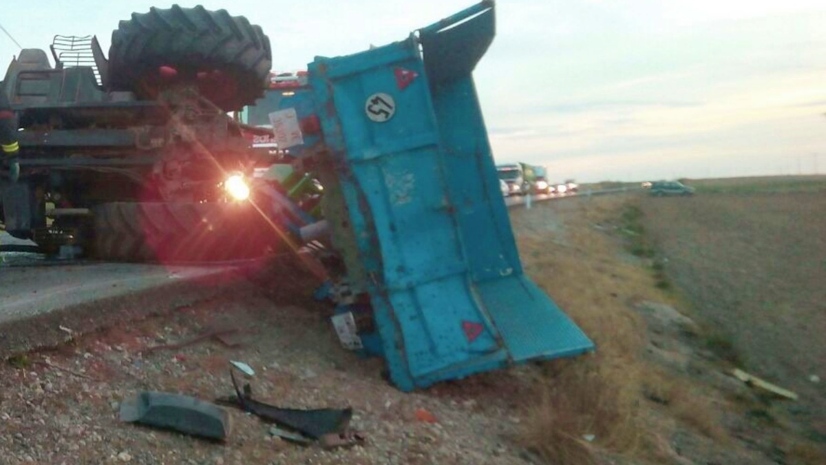 FOTO DE ARCHIVO - Accidente de un tractor con remolque en Castilla-La Mancha