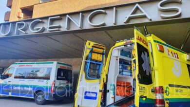 Ambulancia en el Hospital de Albacete - Foto de archivo