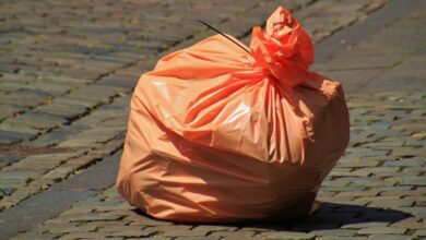 Una bolsa de basura en una calle de Albacete