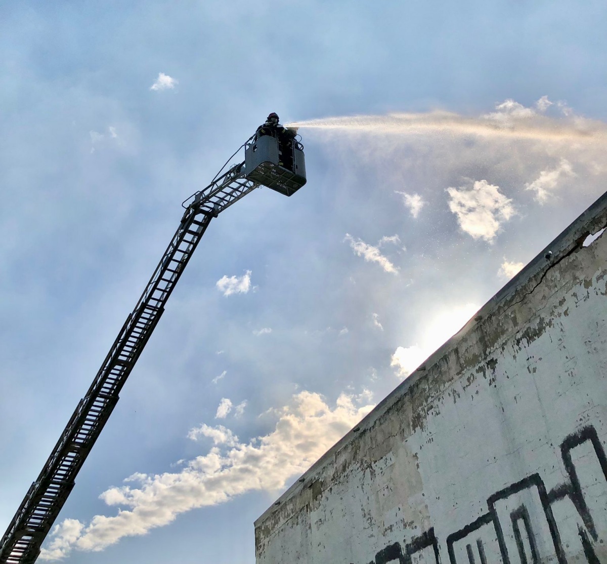 Los bomberos de Albacete siguen refrescando la zona