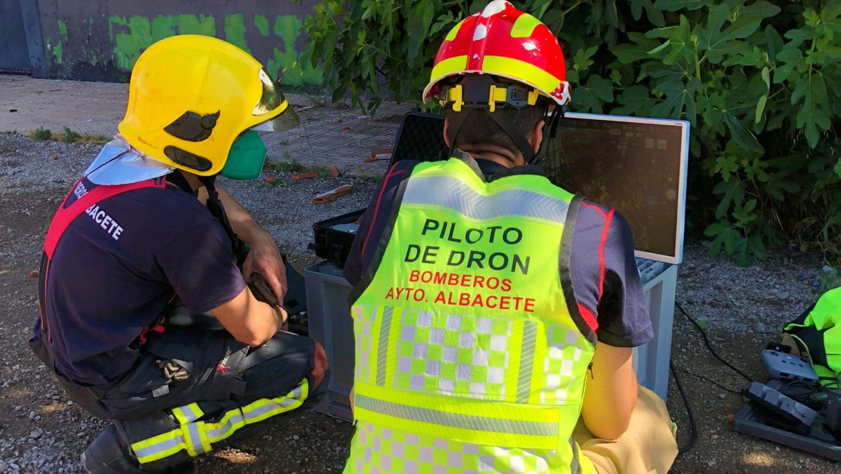 Los bomberos de Albacete usan un dron para seguir desarrollando su trabajo en la nave incendiada