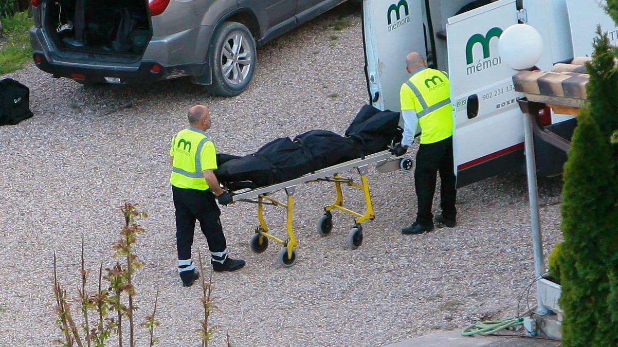 Retirada de un cadáver - Foto de archivo - Castilla-La Mancha