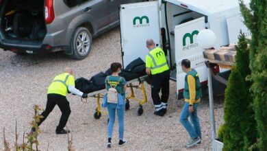 Retirada de uno de los cadáveres tras este suceso en Castilla-La Mancha