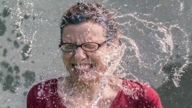 Una mujer se refresca ante el calor abrasador que se vivirá en Albacete