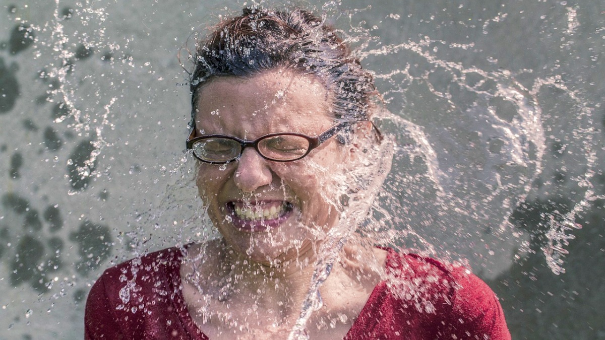 Una mujer se refresca ante el calor abrasador que se vivirá en Albacete