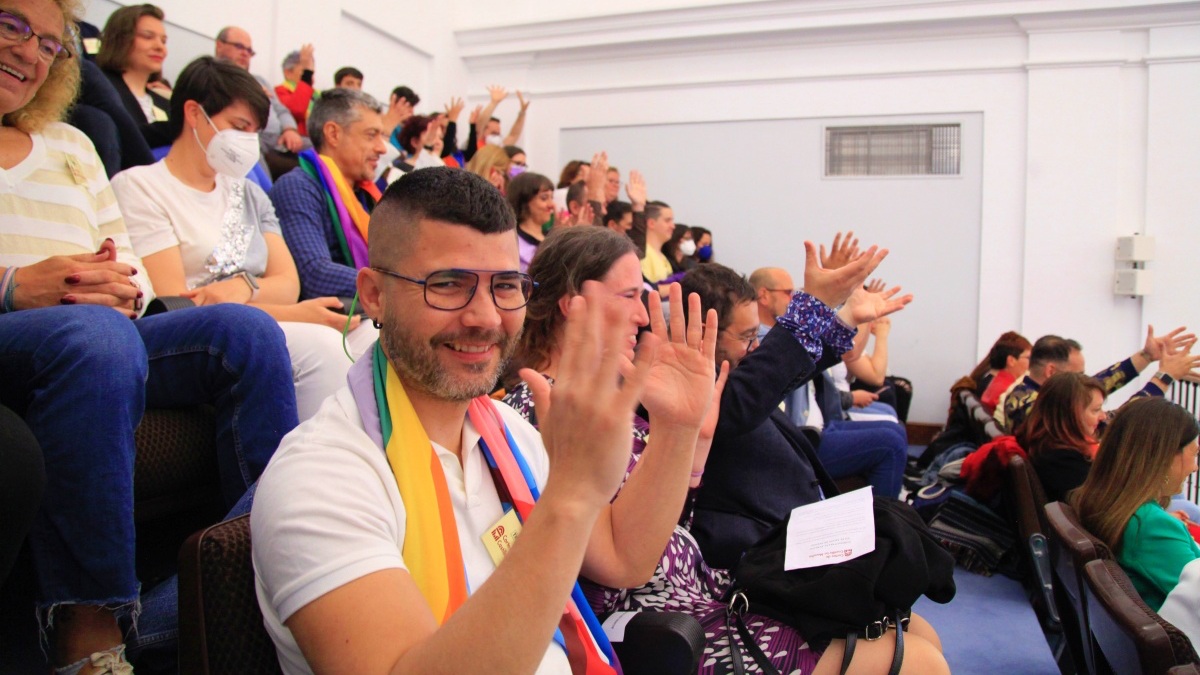 Alegría en las Cortes de Castilla-La Mancha tras aprobarse la Ley de Diversidad Sexual y de Derechos LGTBI