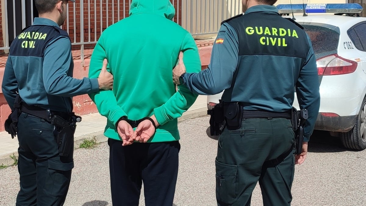 Foto de archivo de un detenido por la Guardia Civil en Castilla-La Mancha