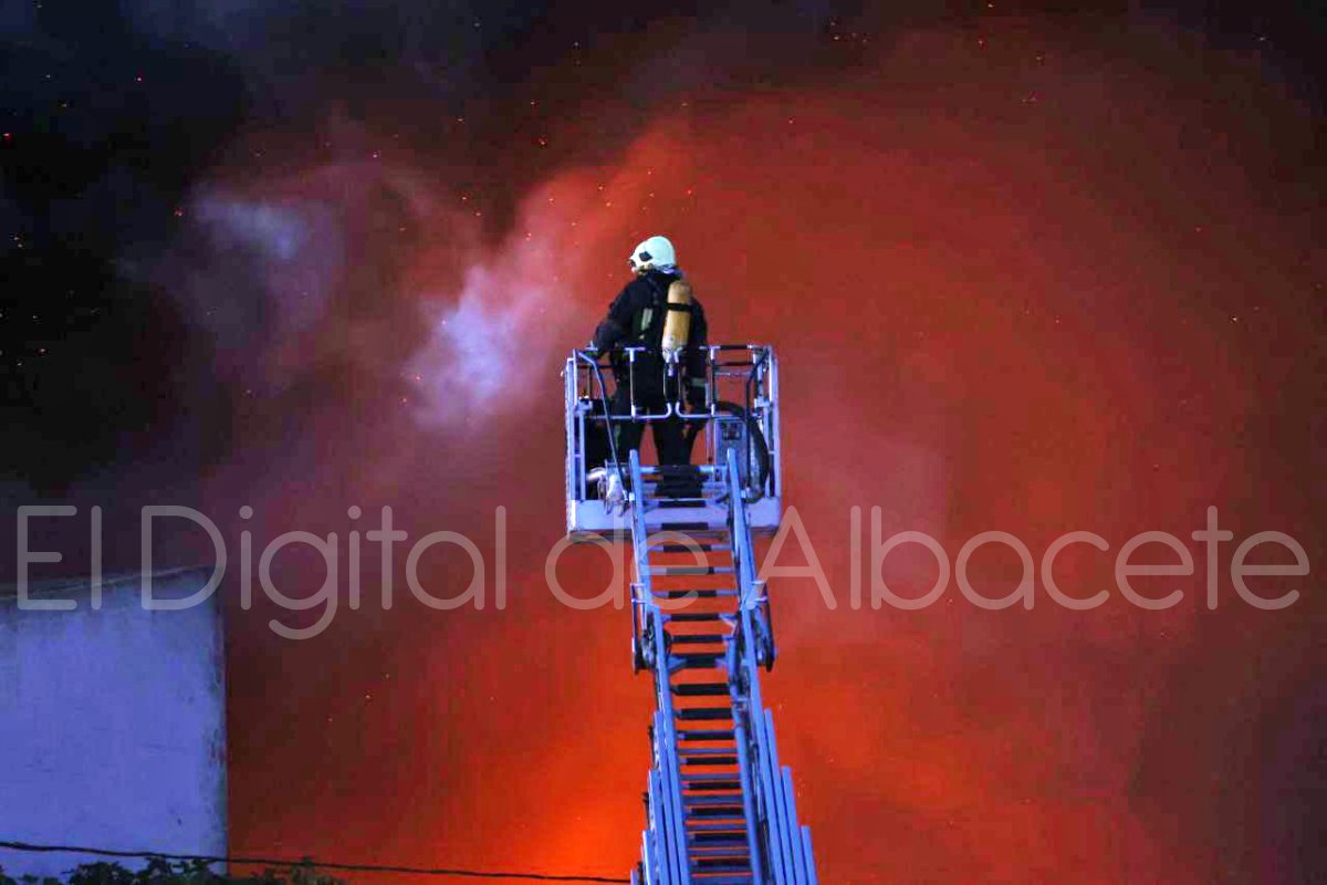 Incendio en una nave de neumáticos de Albacete /Foto: Ángel Chacón