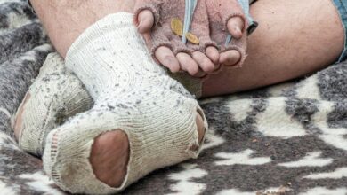 Una persona pide limosna en Albacete - Foto de archivo