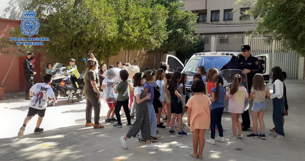 La Policía Nacional exhibe sus unidades en los colegios de Infantil y Primaria de Albacete