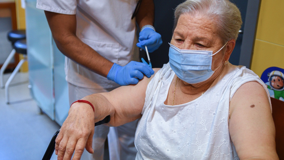 ¿pondrán la cuarta dosis de la vacuna contra el covid-19 a los mayores de 80 años en castilla-la mancha?