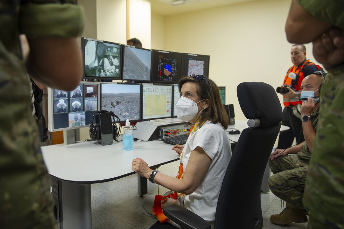 La ministra de Defensa, Margarita Robles, visita el Batallón de Helicópteros de Ataque (BHELA I) en la Base “Coronel Sánchez Bilbao” de Almagro, Ciudad Real / EFE/Jesús Monroy