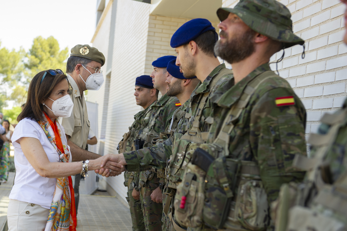 La ministra de Defensa, Margarita Robles, visita el Batallón de Helicópteros de Ataque (BHELA I) en la Base “Coronel Sánchez Bilbao” de Almagro, Ciudad Real / EFE/Jesús Monroy