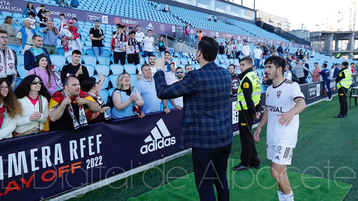 Momento en el que Víctor Varela les da la sorpresa a los aficionados del Albacete