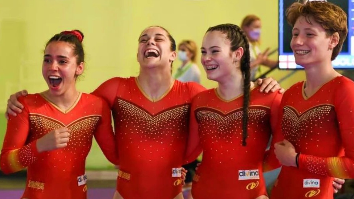 Noemí Romero, primera por la izquierda, celebra el título junto a sus compañeras de equipo