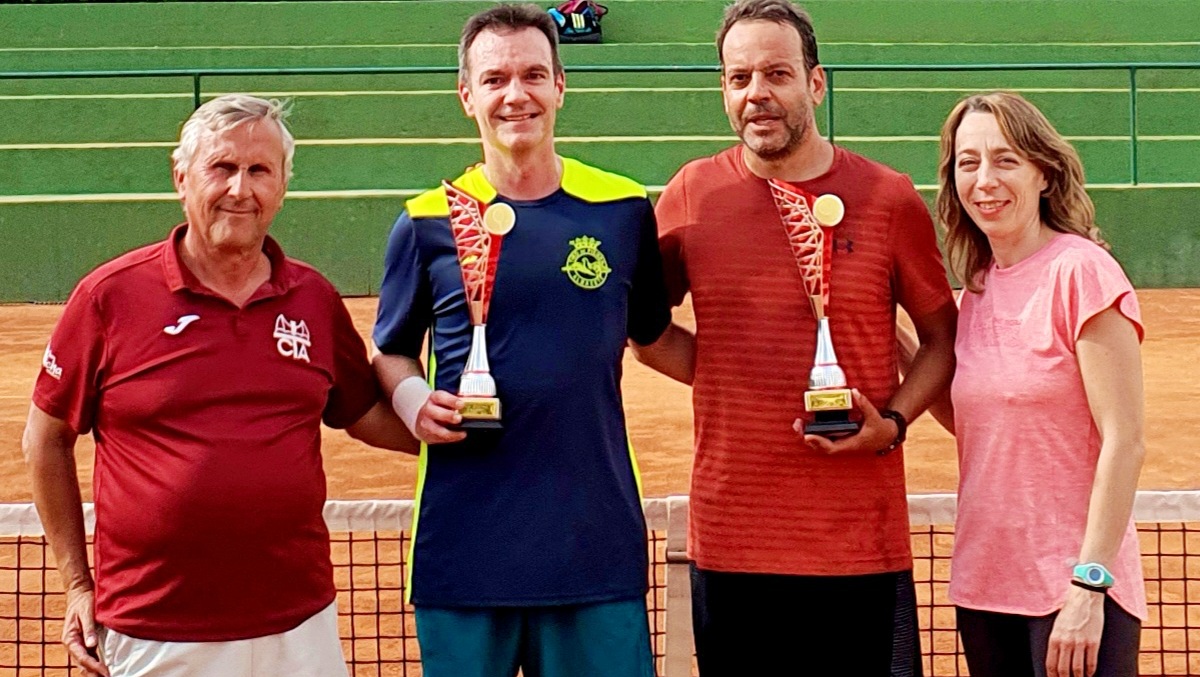 Foto de familia en el Club Tenis Albacete