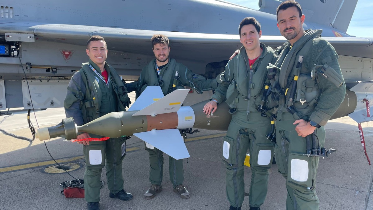 Eurofighter de Albacete realizan un espectacular lanzamiento de bombas guiadas por láser / Ejército del Aire
