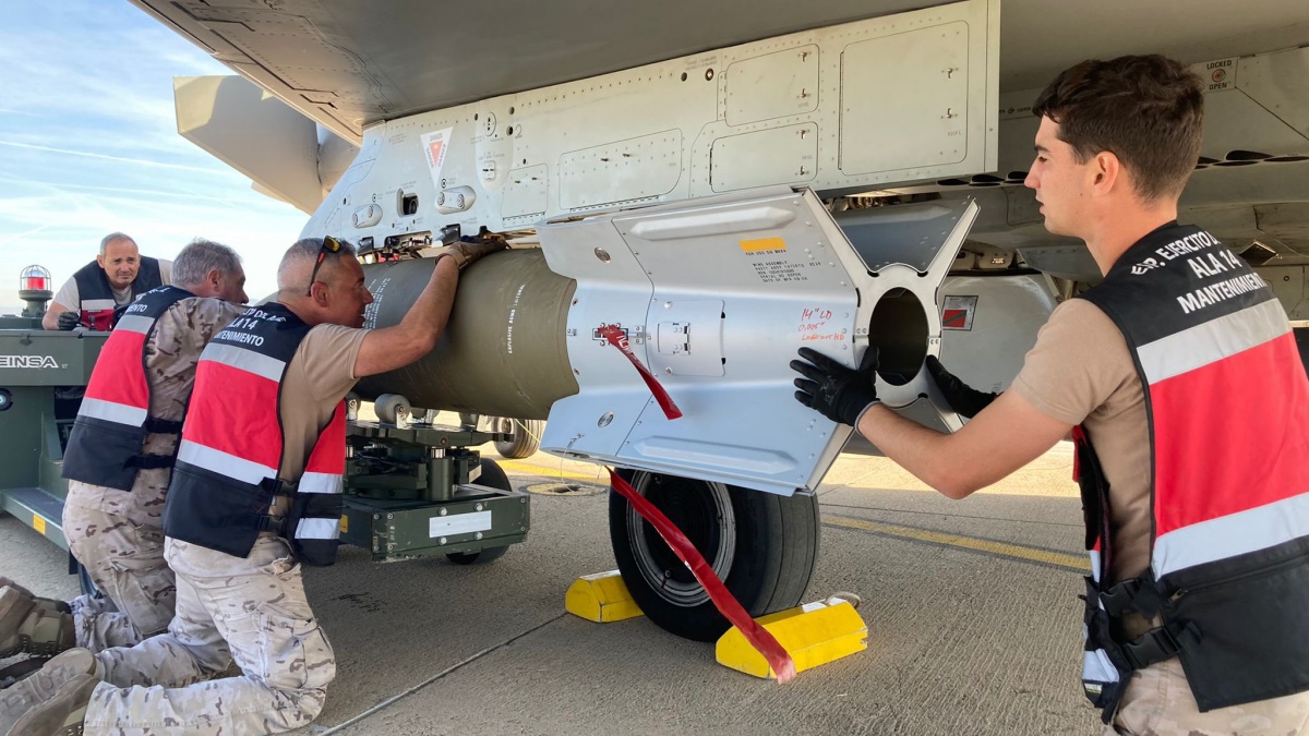 Eurofighter de Albacete realizan un espectacular lanzamiento de bombas guiadas por láser / Ejército del Aire