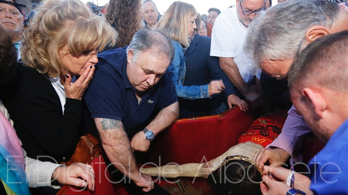 Fieles junto a al Cristo del Sahúco / Imagen de archivo