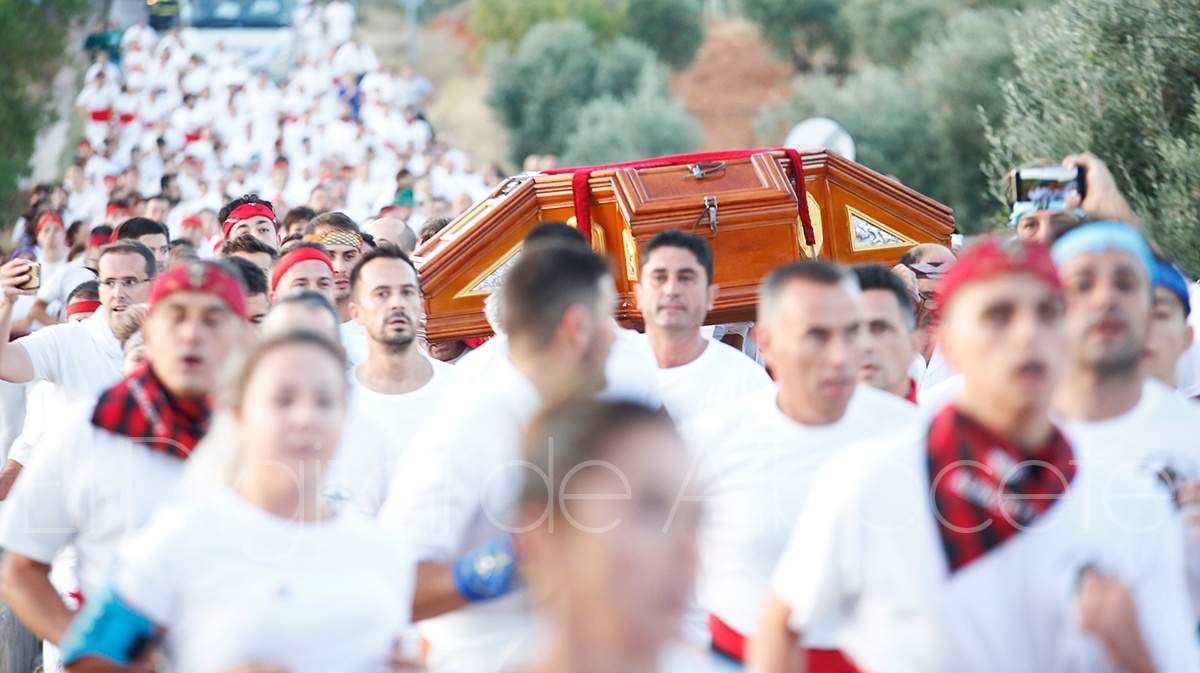 Andarines llevando a hombros al Cristo del Sahúco / Imagen de archivo
