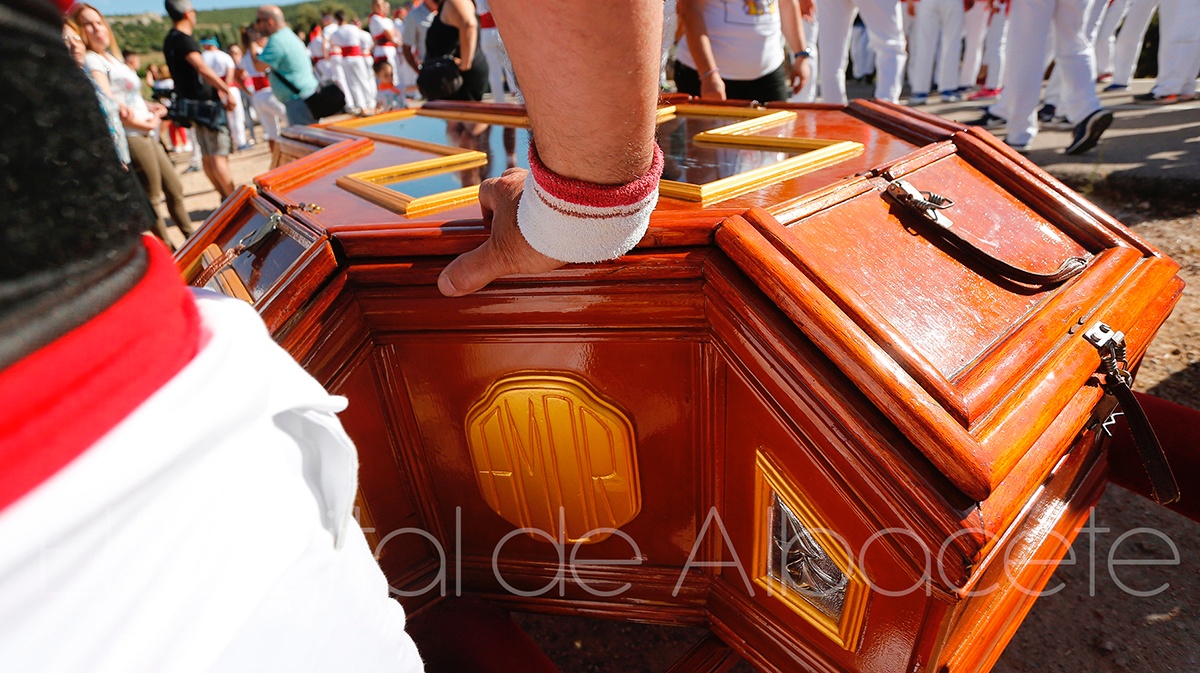 Fieles tocando la caja de madera en la que realiza la romería la imagen del Cristo del Sahúco / Foto de archivo
