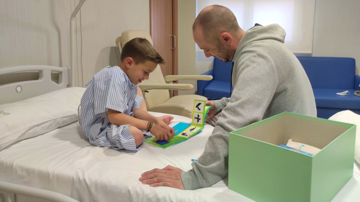 Quirónsalud Santa Cristina entrega a los niños hospitalizados juegos para evitar el estrés y hacer más llevadero el ingreso