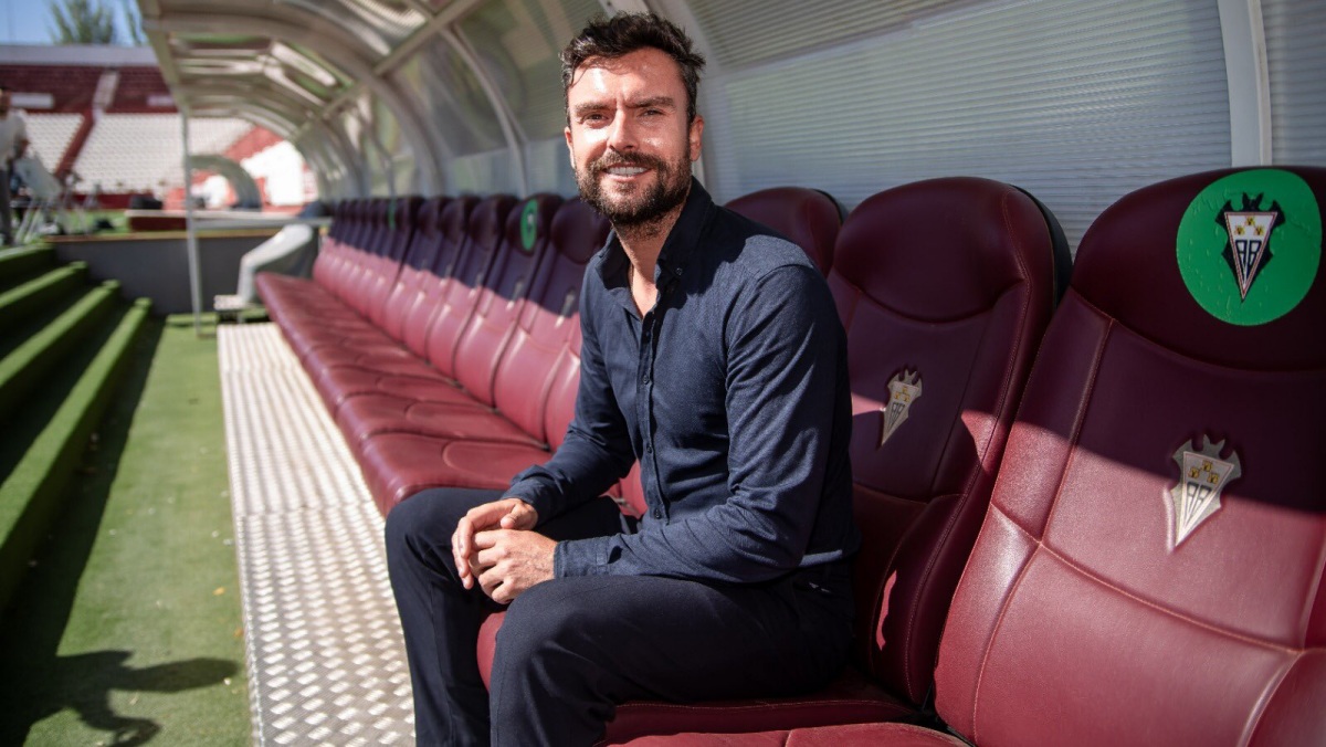 Rubén Albés en su nuevo banquillo, el del Albacete Balompié y el Carlos Belmonte