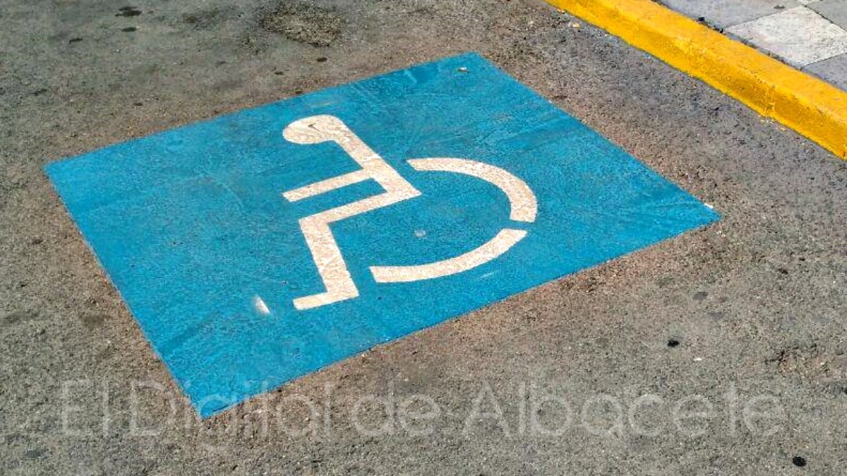 Aparcamiento para vehículos de personas con movilidad reducida en Albacete / Imagen de archivo