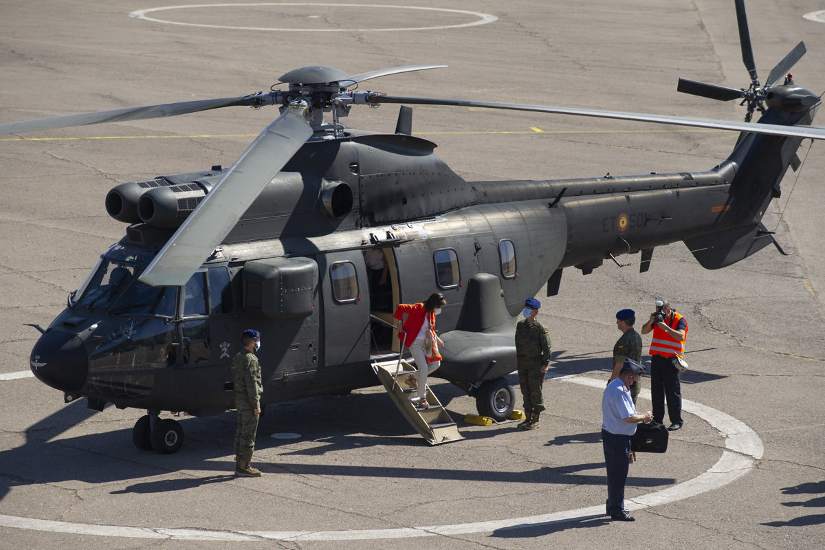 La ministra de Defensa, Margarita Robles, visita el Batallón de Helicópteros de Ataque (BHELA I) en la Base “Coronel Sánchez Bilbao” de Almagro, Ciudad Real / EFE/Jesús Monroy