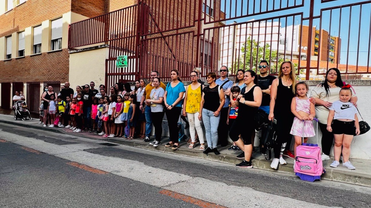 Padres y alumnos del Colegio Ramón y Cajal de Puertollano /EUROPA PRESS CASTILLA-LA MANCHA/