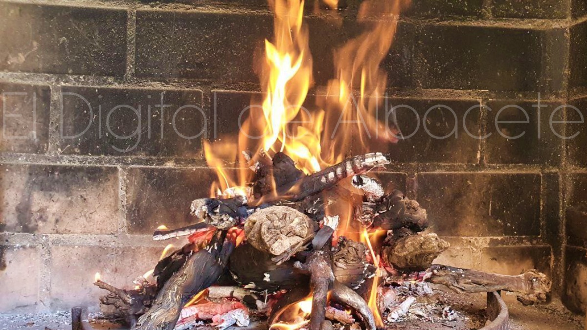 Hizo una hoguera en Albacete - Foto de archivo