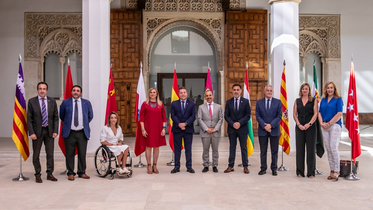 El jefe del Ejecutivo regional, Emiliano García-Page, recibe, en Toledo, a los integrantes de la Conferencia de Presidentes y Presidentas de Parlamentos Autonómicos (COPREPA), en el Palacio de Fuensalida. (Fotos: D. Esteban González // JCCM)