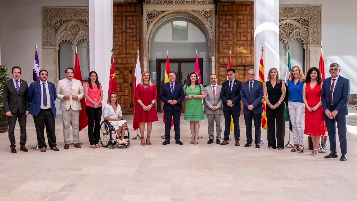 El jefe del Ejecutivo regional, Emiliano García-Page, recibe, en Toledo, a los integrantes de la Conferencia de Presidentes y Presidentas de Parlamentos Autonómicos (COPREPA), en el Palacio de Fuensalida. (Fotos: D. Esteban González // JCCM)