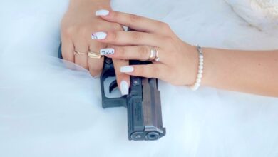 Foto de archivo de una chica portando una pistola, como ha ocurrido en Albacete