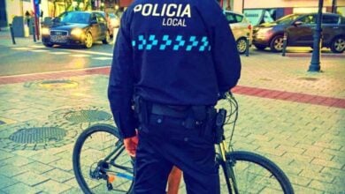 Un agente de la Policía Local de Albacete y un ciclista - Foto de archivo