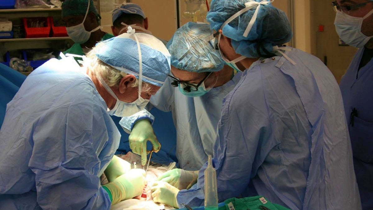 Sanitarios de Albacete durante una intervención quirúrgica