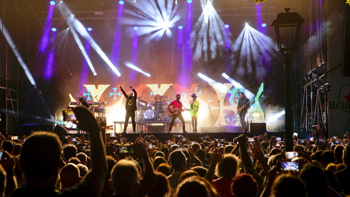 La banda británica Simple Minds hizo vibrar al público con sus legendarias melodías en el escenario principal del Recinto Ferial