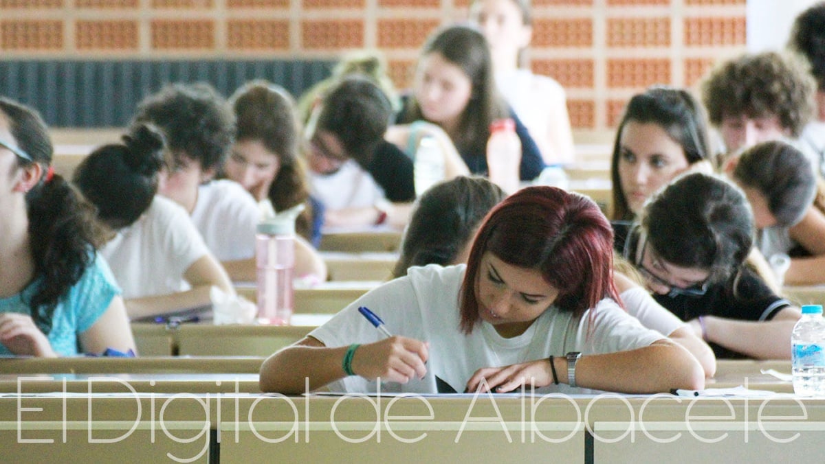 Foto de archivo de un examen de la EvAU en Albacete