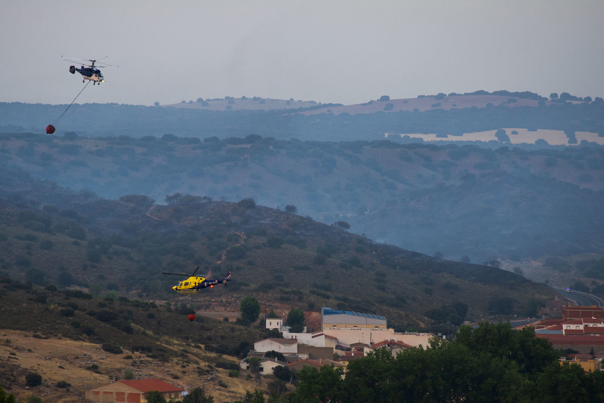 Efectivos del Servicio de Extinción de Incendios de Castilla-La Mancha (Infocam) luchan contra las llamas en el Parque Natural de Las Lagunas de Ruidera, en la provincia de Ciudad Real. EFE/Jesús Monroy