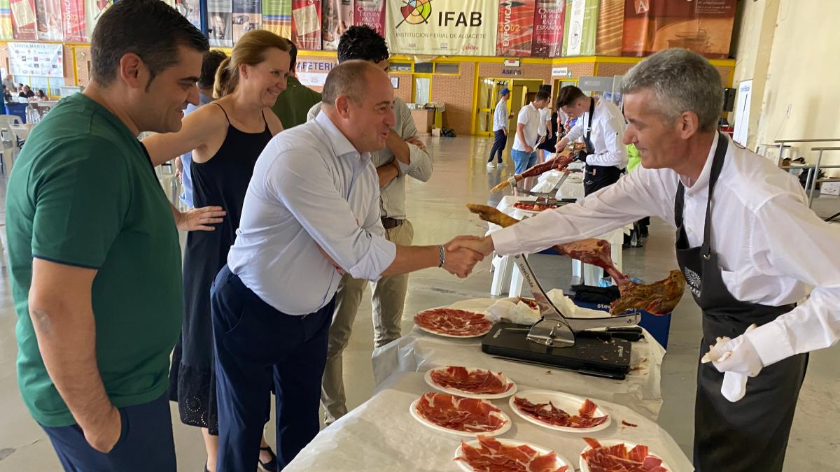 El alcalde de Albacete destaca el trabajo del sector hostelero / Foto: Ayto. Albacete