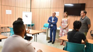 El alcalde de Albacete, Emilio Sáez, ha dado la bienvenida a los jóvenes que participan en el ‘Proyecto Albanega 2’ / Foto: Ayto. Albacete