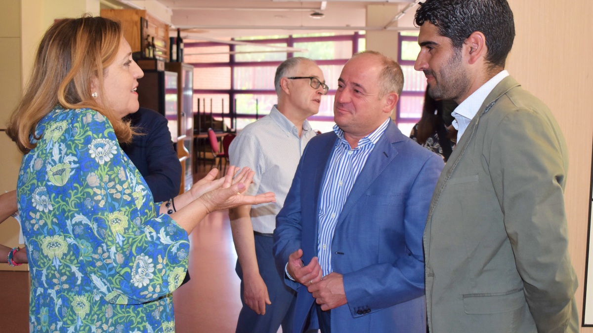 Emilio Sáez, alcalde de Albacete, junto a Rosa Ana Rodríguez y José González