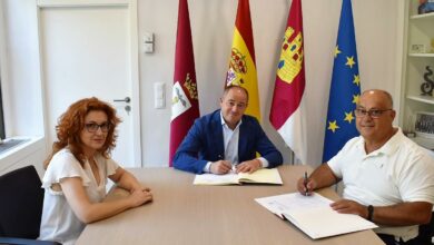 El alcalde de Albacete, Emilio Sáez, y el presidente de la Federación de Asociaciones de Personas con Discapacidad Física y Orgánica de Albacete (Cocemfe), Marcelino Escobar, han firmado un convenio de colaboración para la creación de la Oficina de Accesibilidad Universal / Foto: Ayto. Albacete