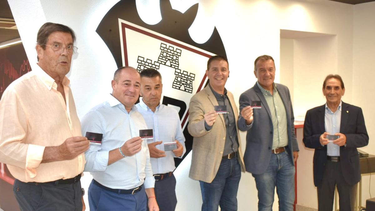 El presidente de la Diputación posa con el alcalde de Albacete y el subdelegado del Gobierno junto al presidente de honor y los embajadores del Albacete Balompié tras renovar sus abonos / Foto: Diputación Albacete