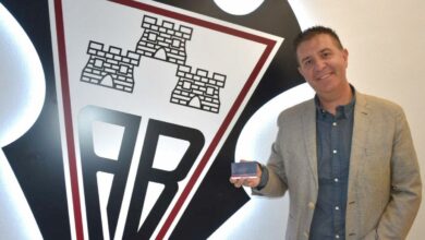 El presidente de la Diputación posa con su abono del Albacete Balompié recién renovado / Foto: Diputación Albacete