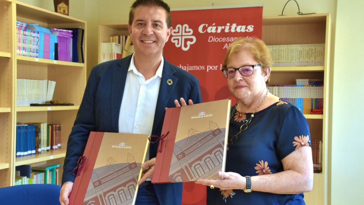 El presidente de la Diputación y la directora de Caritas Albacete posan con el convenio de colaboración firmado por ambas partes