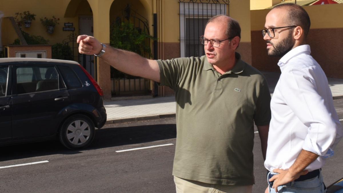 El vicepresidente de la Diputación de Albacete y el alcalde de Almansa observan la actuación realizada en el Paseo de las Huertas / Foto: Diputación de Albacete