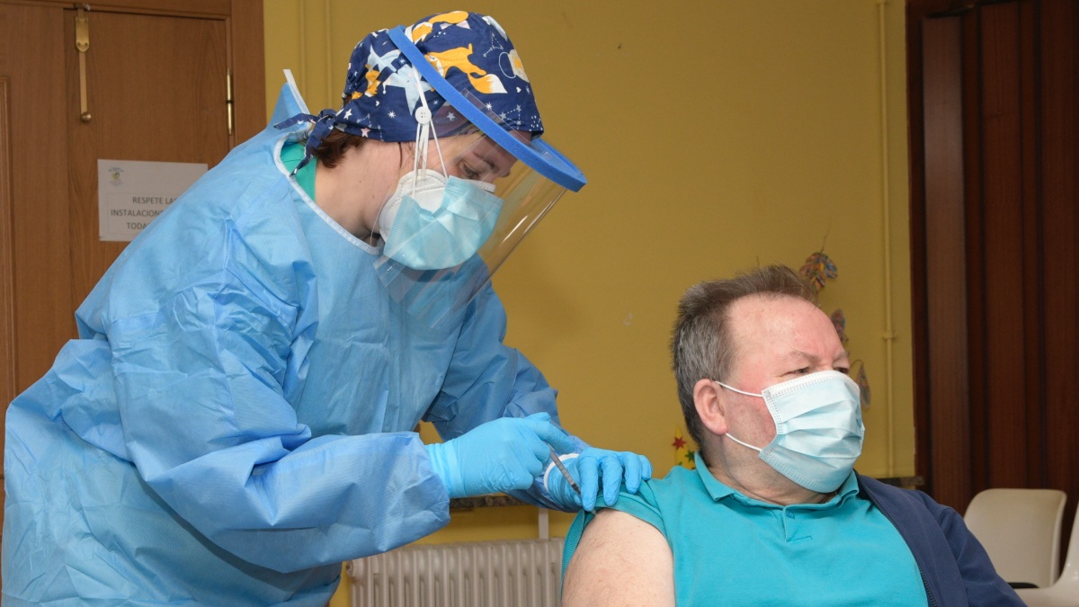 Un hombre recibe la vacuna contra el COVID en Albacete