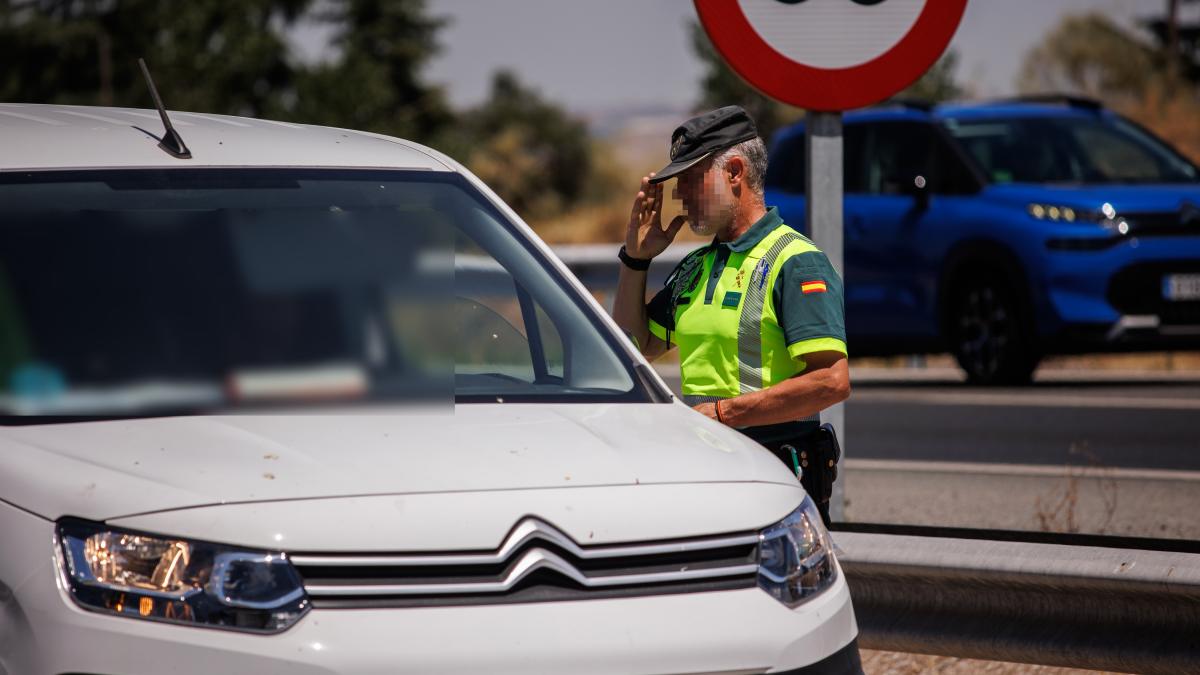 Un agente de la Guardia Civil para a un vehículo durante un control en la autovía / Foto: Europa Press