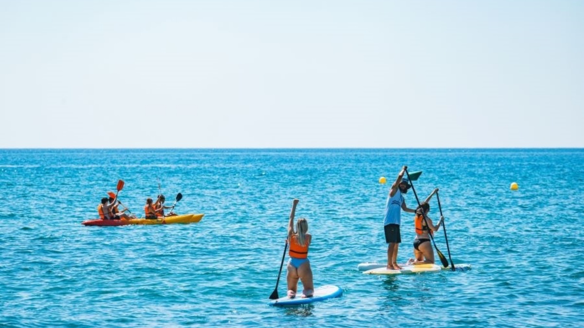 Actividades de paddle surf en una playa de Málaga en verano de 2022 / Imagen de archivo: Diputación de Málaga